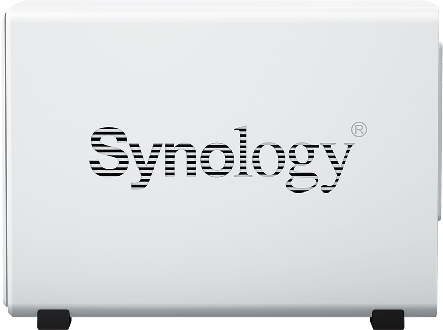Un appareil de stockage en réseau Synology blanc. Le logo Synology est visible sur le devant.