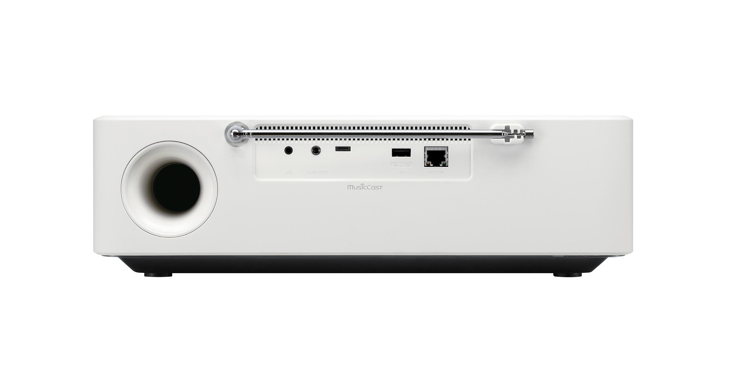 Die Rückseite eines weißen Musiksystems mit Eingängen, Lautsprecher und Bedienelementen.