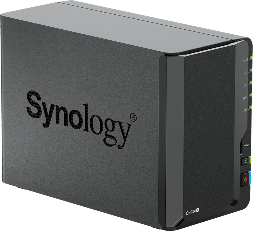 NAS Synology grigio scuro. Frontale con logo Synology e spie di stato.