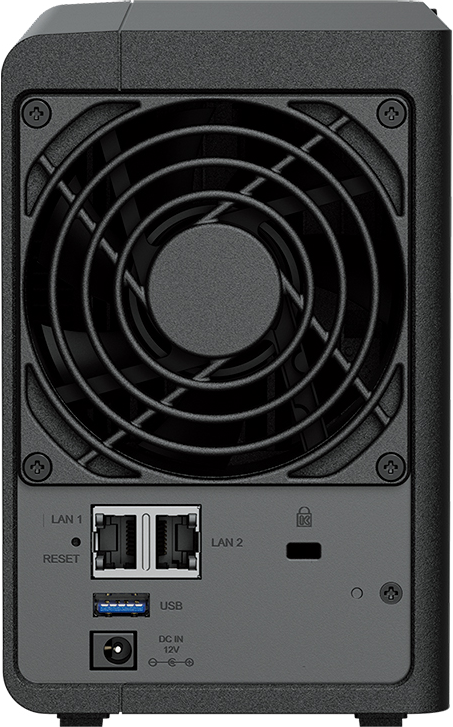 Retro di un server NAS nero con ventola, porte e connessioni. Sfondo nero.