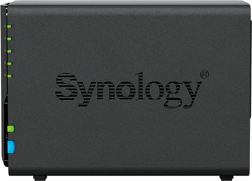 NAS Synology nero. Il logo è al centro. Luci verdi e blu sul lato.