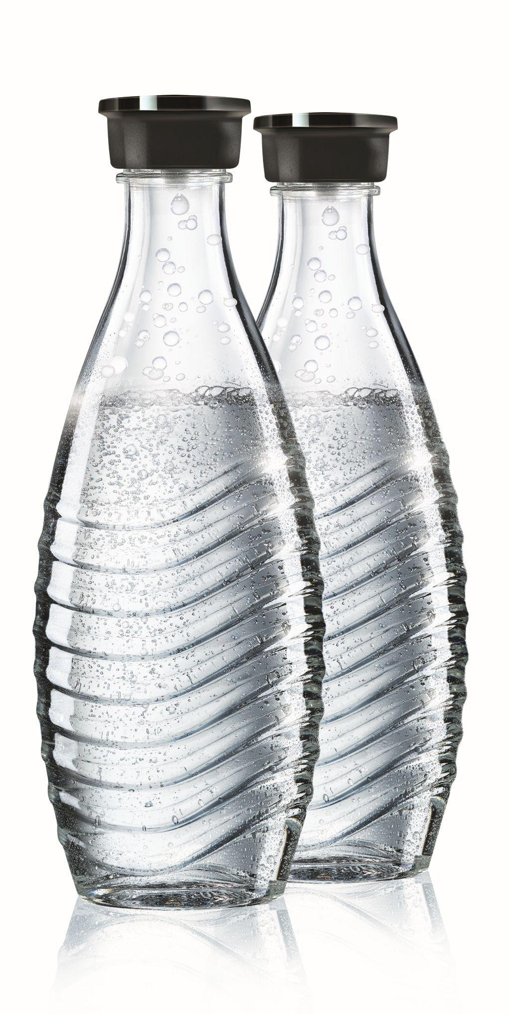 Zwei Glasflaschen mit Wasser, bedeckt mit schwarzen Kappen, isoliert auf Weiß.