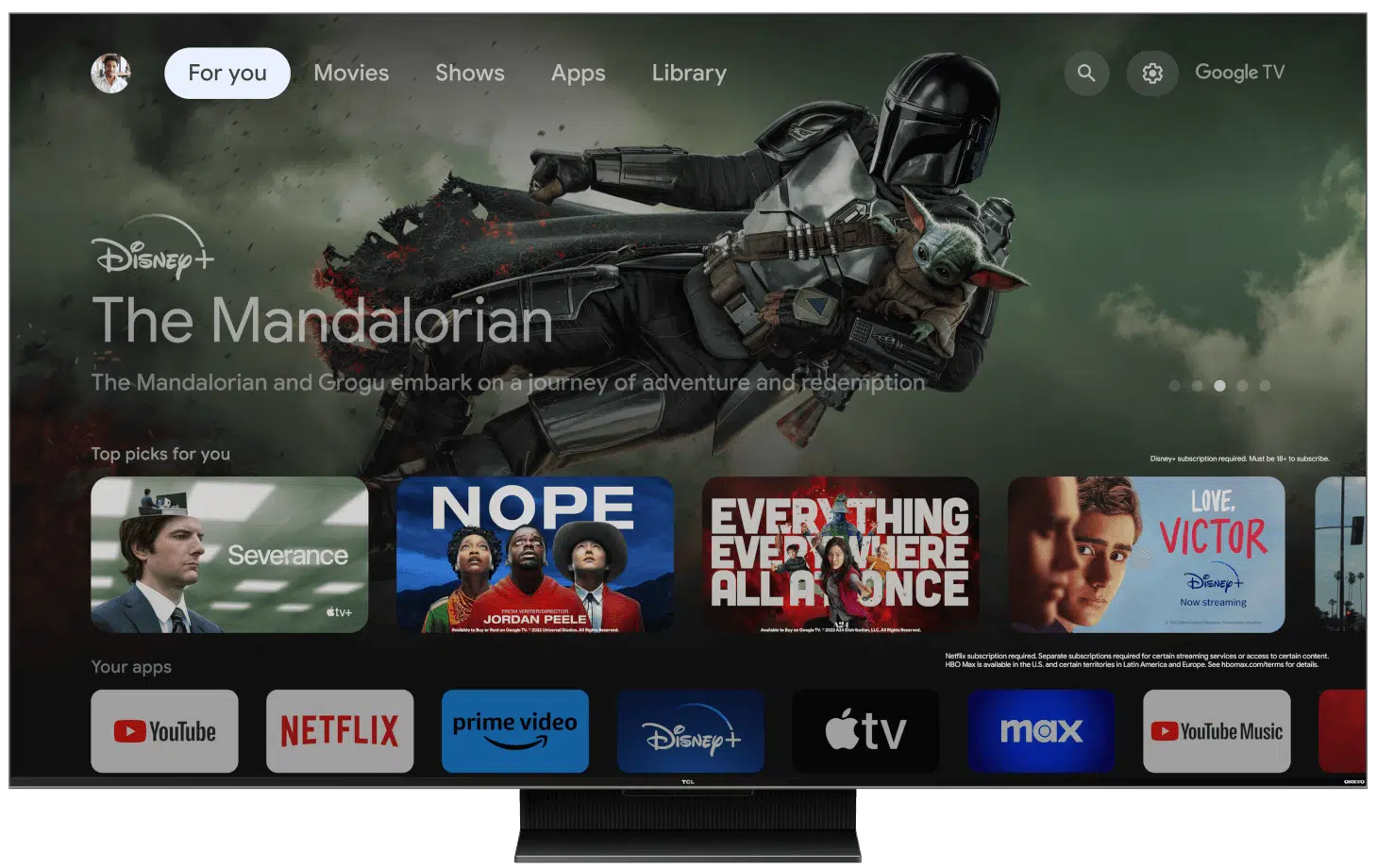 Ein Fernsehbildschirm zeigt die Benutzeroberfläche eines Streaming-Dienstes mit Sendungstiteln.