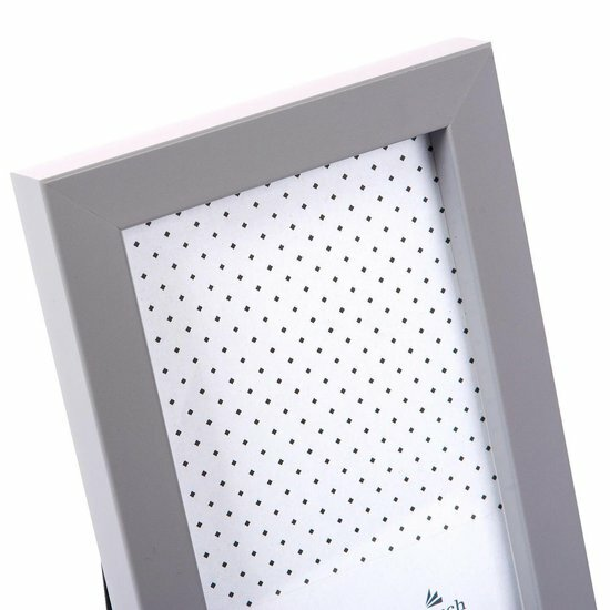 Szara ramka na zdjęcia z białą wewnętrzną częścią z małymi czarnymi kropkami. Ramka jest pod kątem.