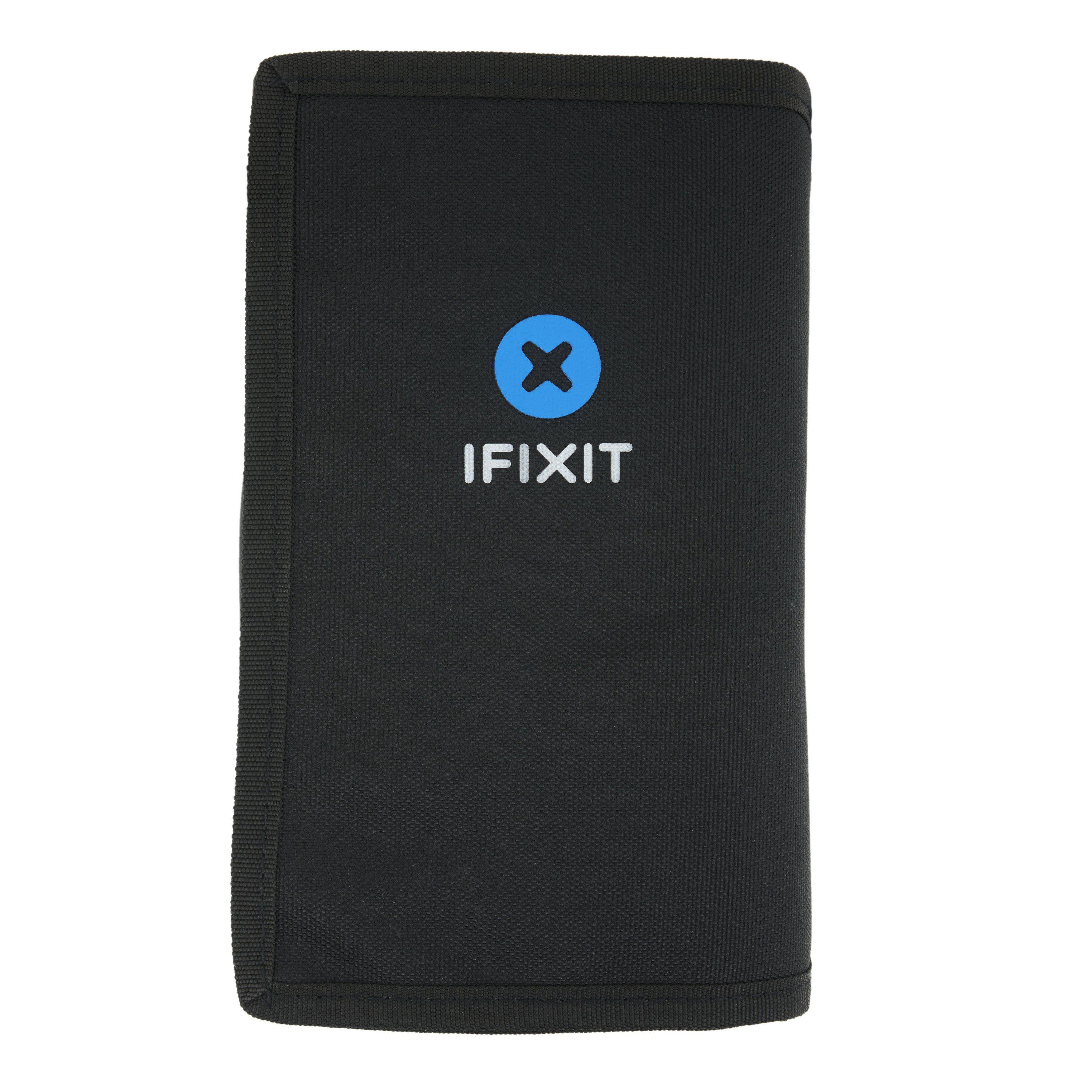 Schwarze Werkzeugrolle mit dem iFixit-Logo, blaues X, auf der Vorderseite.