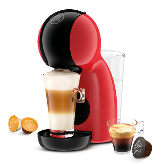 Rote und schwarze Nescafé Dolce Gusto Kaffeemaschine. Ein Glas Latte Macchiato und Espresso sind vorhanden.