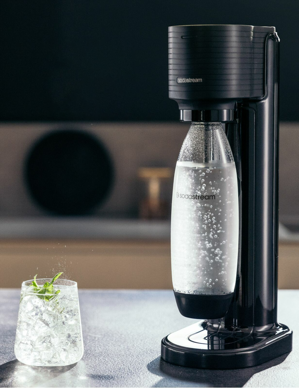 SodaStream gép jéggel és mentával.