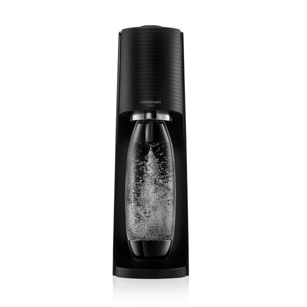 Fekete SodaStream Terra vízkészülék átlátszó üvegpalackkal. Fekete háttér.
