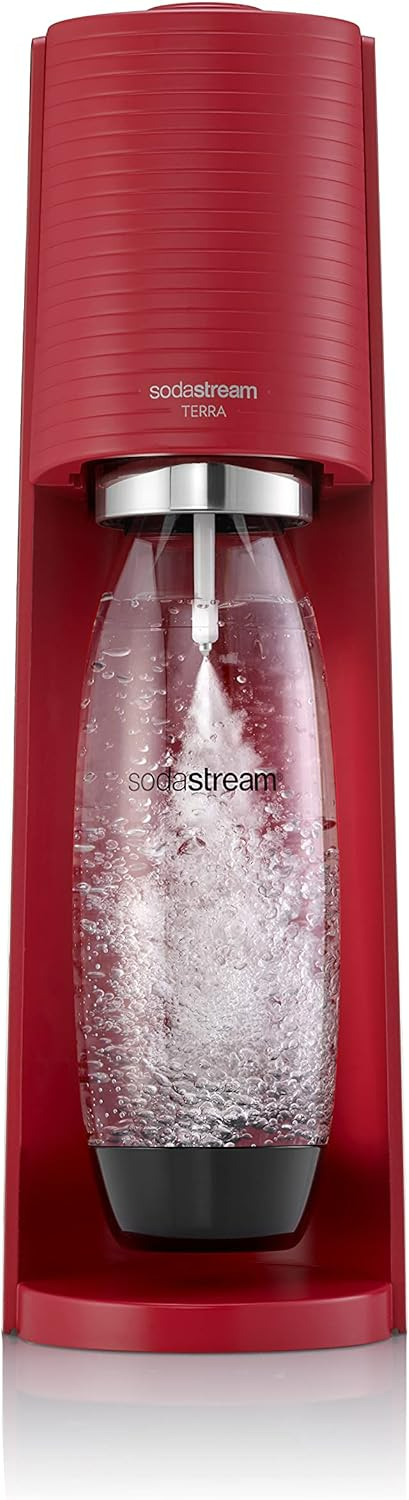 Piros SodaStream egy vizes palackkal.