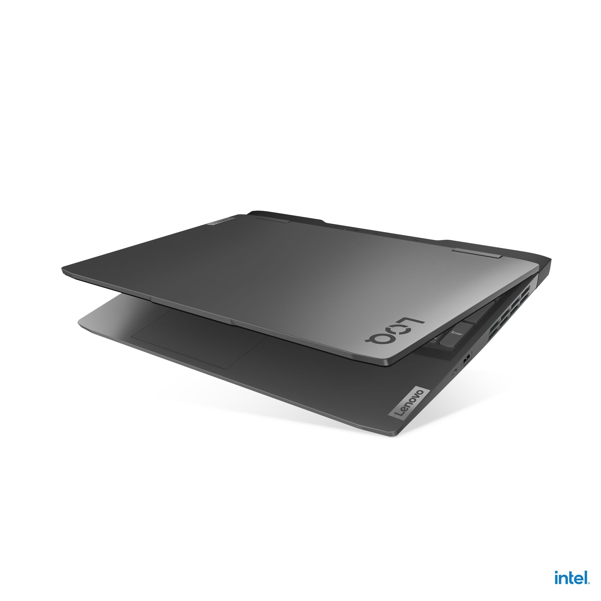 Gümüş dizüstü bilgisayar, kısmen açık. Altta Lenovo logosu ve üstte Lcq logosu.