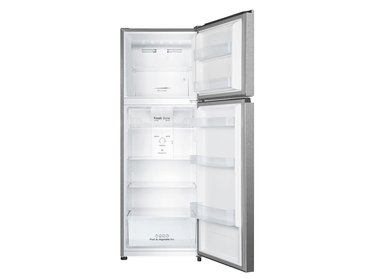 Un refrigerador abierto con estantes, cajones y una zona fresca, aislado sobre blanco.