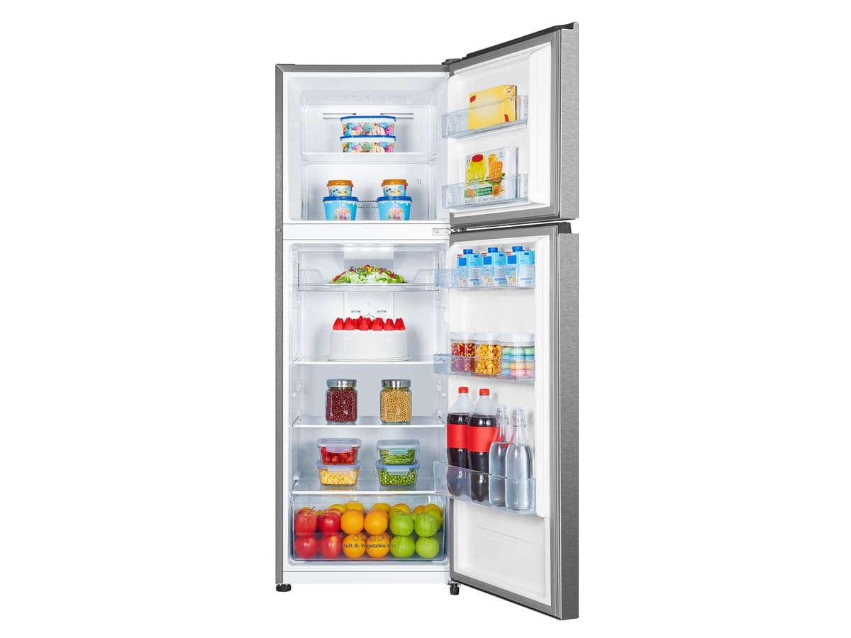 Interior de refrigerador abierto, mostrando alimentos y bebidas en estantes. Fondo blanco.