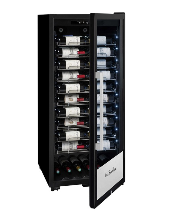 Enfriador de vino negro con puerta abierta, mostrando botellas en estantes. Panel blanco, logo La Sommelière.