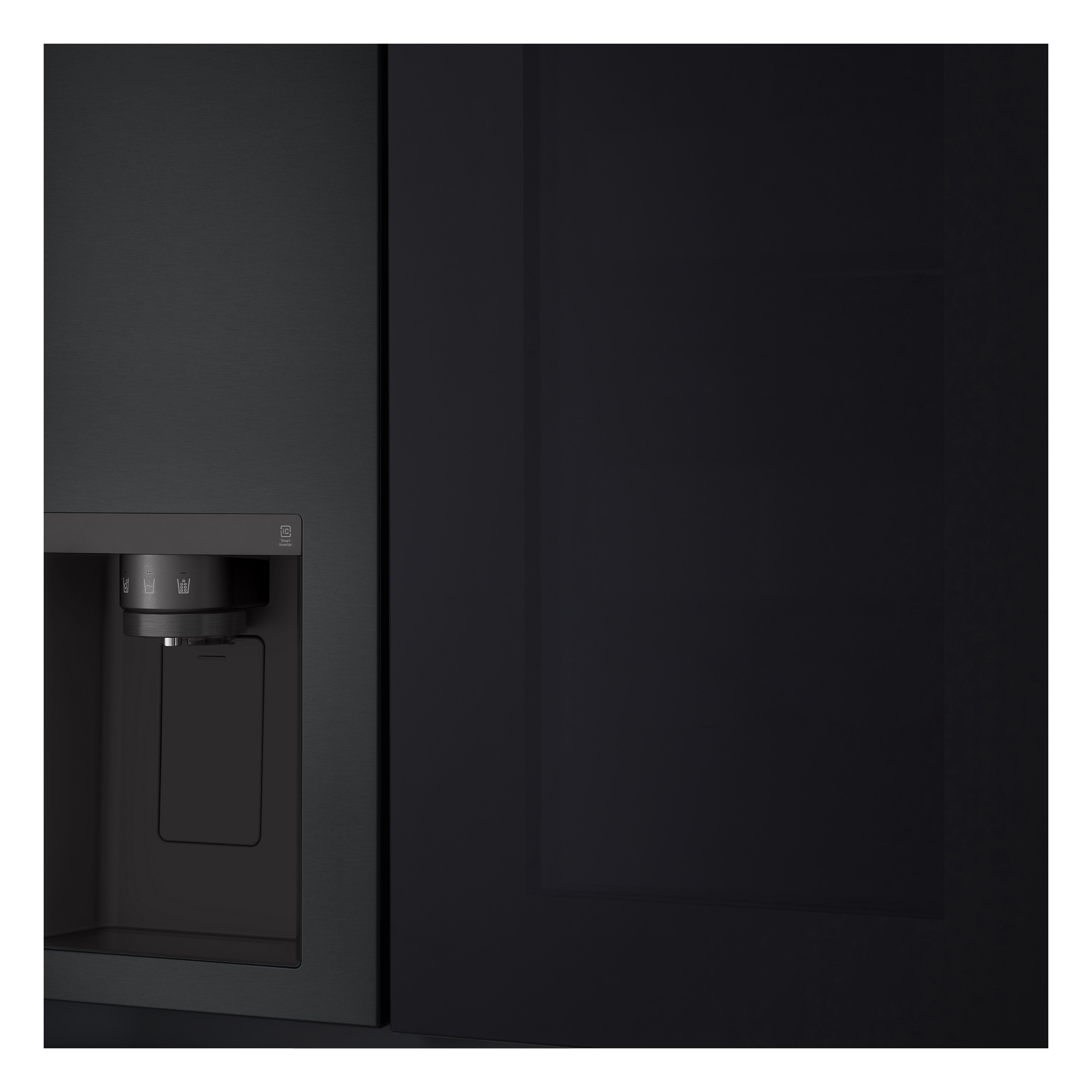 Schwarzer Kühlschrank mit Wasserspender und Glastür. Der Spender hat Symbole für Wasser und Eis.
