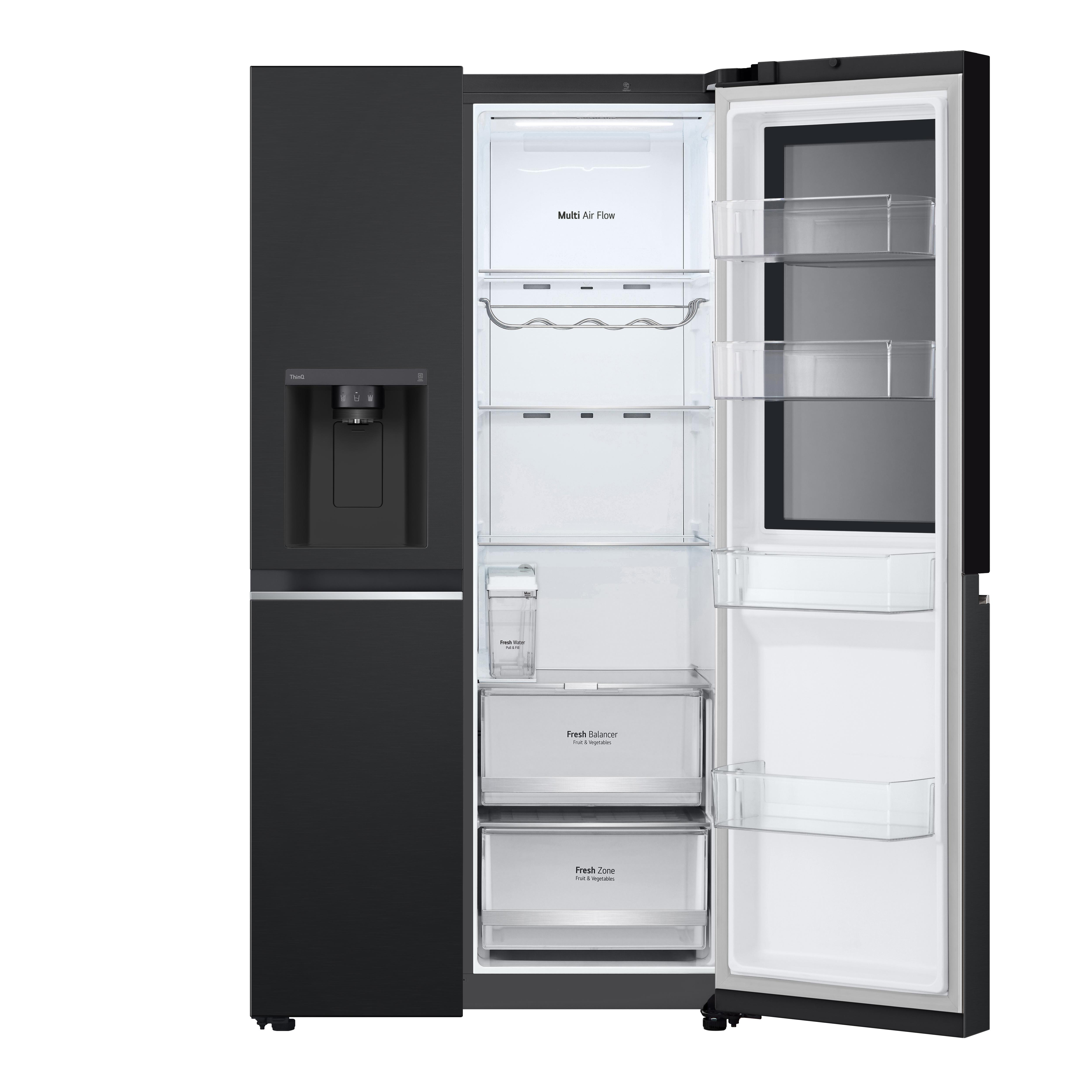 Ein schwarzer Kühlschrank mit offener Tür. Innen gibt es Regale, Schubladen und einen Wasserspender.