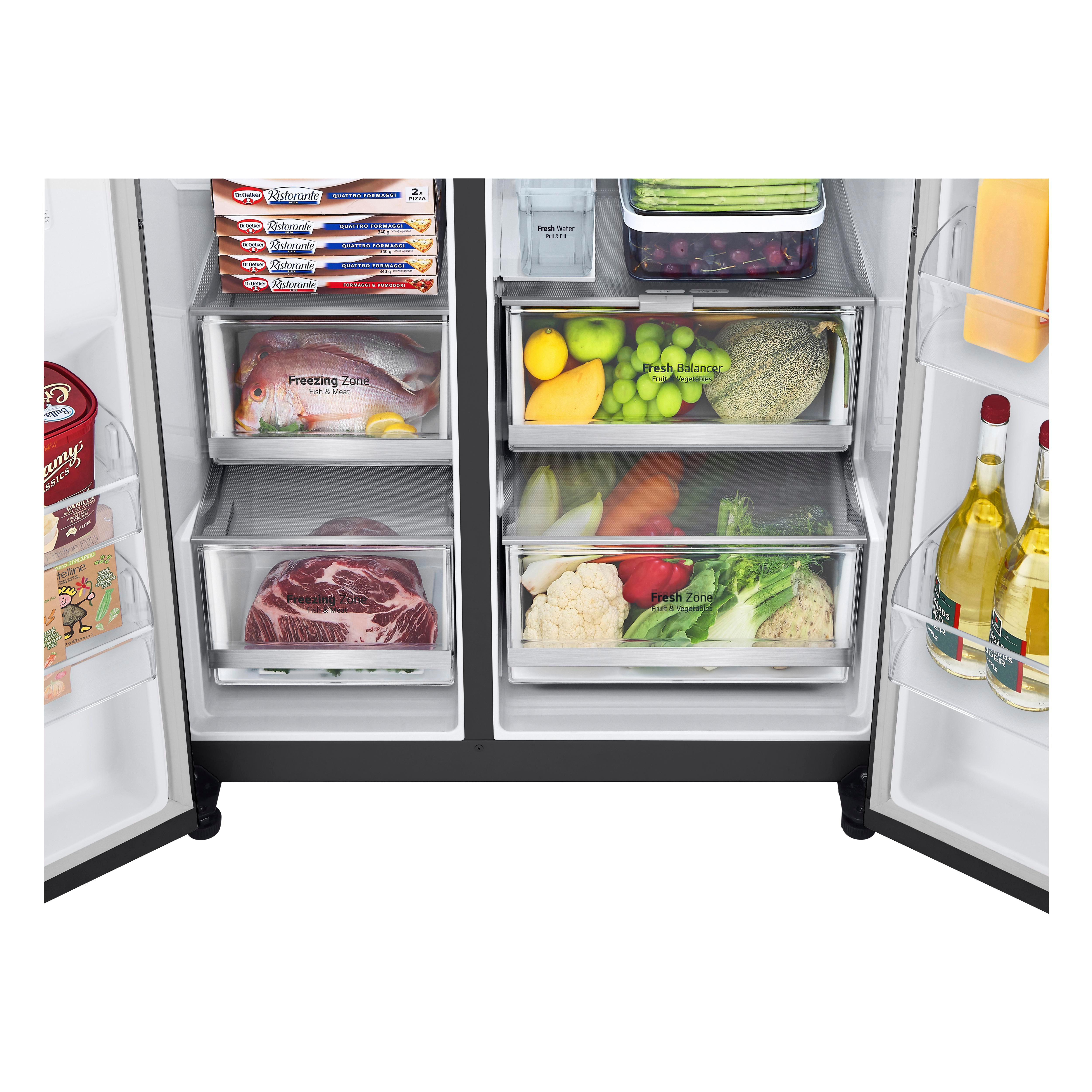 Kühlschrank mit offenen Türen. Im Inneren befinden sich Regale mit Lebensmitteln wie Pizza, Fisch, Fleisch, Obst, Gemüse und Getränken.