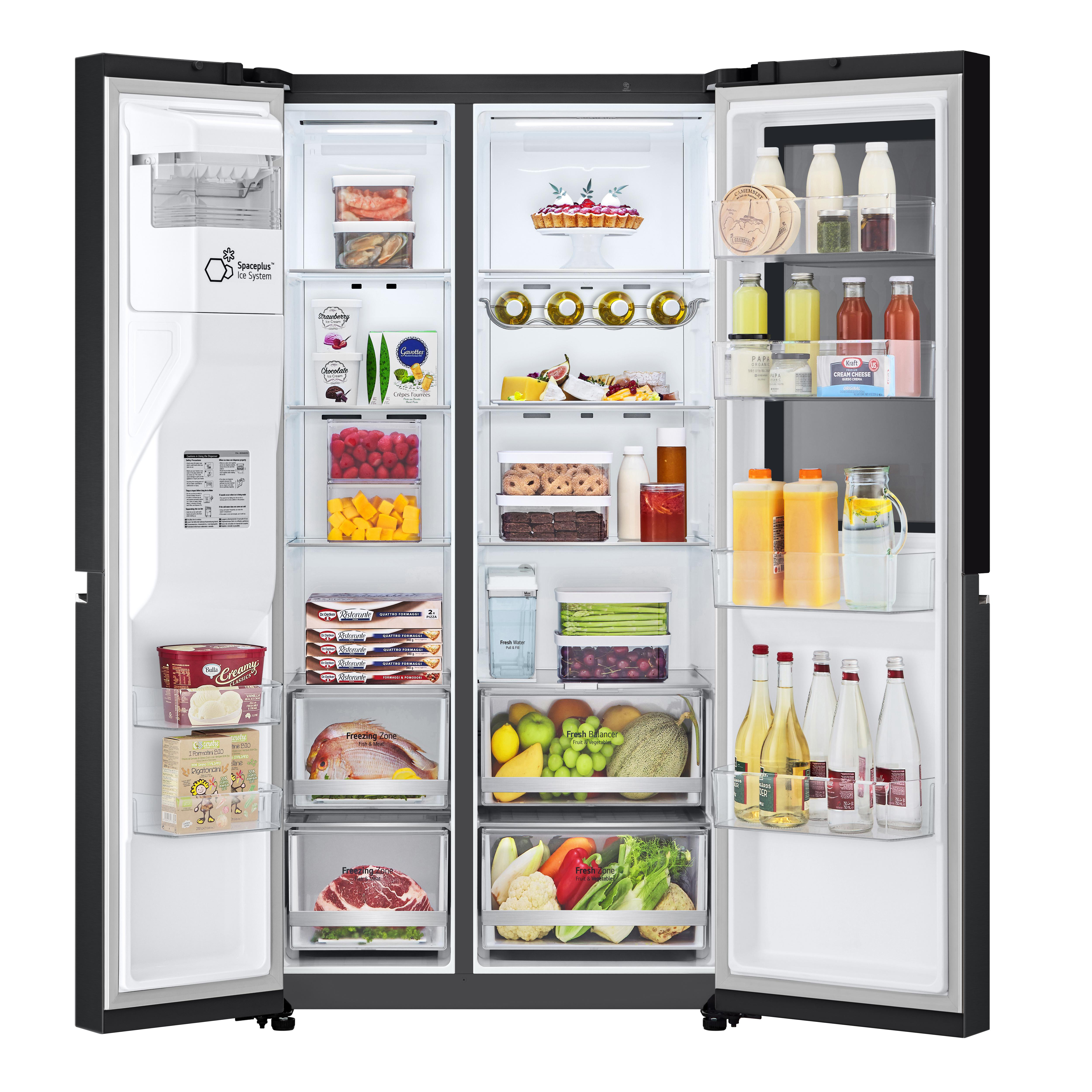 Ein schwarzer Kühlschrank mit geöffneten Türen, gefüllt mit verschiedenen Lebensmitteln, darunter Obst, Gemüse und Milchprodukte.