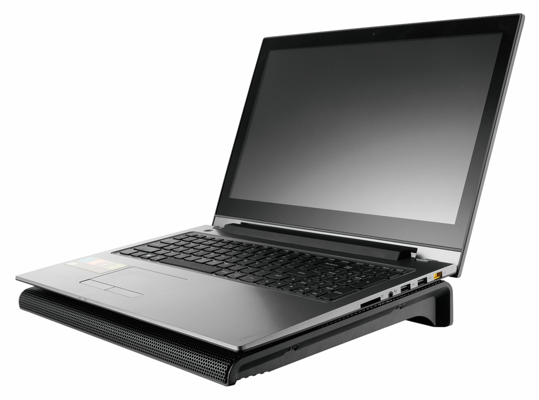 Laptop na czarnej podkładce chłodzącej. Laptop jest otwarty i wyświetla czarny ekran.