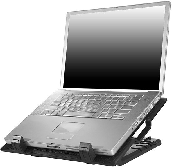 Laptop na czarnej podkładce chłodzącej. Laptop jest otwarty, wyświetla ciemny ekran. Podkładka ma kątowe podpory.