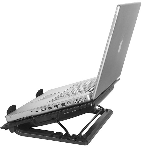 Laptop na podstawce chłodzącej. Laptop jest otwarty, widać klawiaturę i ekran.