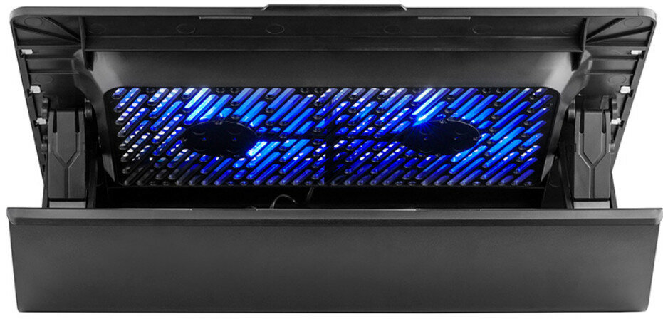 Czarny cooler do laptopa z niebieskimi światłami. Białe tło.