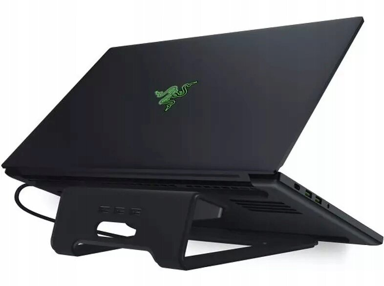 Czarny laptop otwarty na stojaku. Widoczne logo Razer. Czarny stojak i laptop.