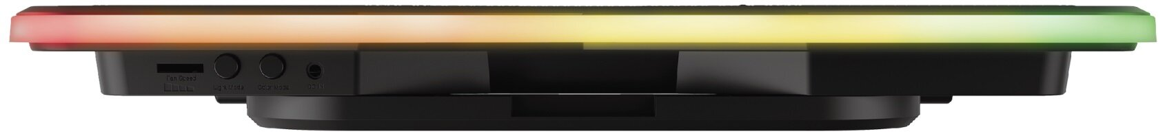Zbliżenie tyłu czarnej podkładki chłodzącej do laptopa, pokazujące porty i oświetlenie RGB.