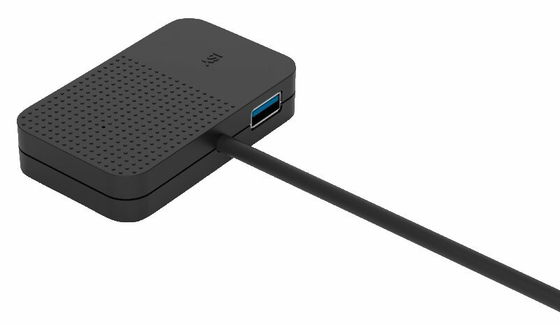 Czarny koncentrator USB z podłączonym kablem USB, umieszczony na białej powierzchni.
