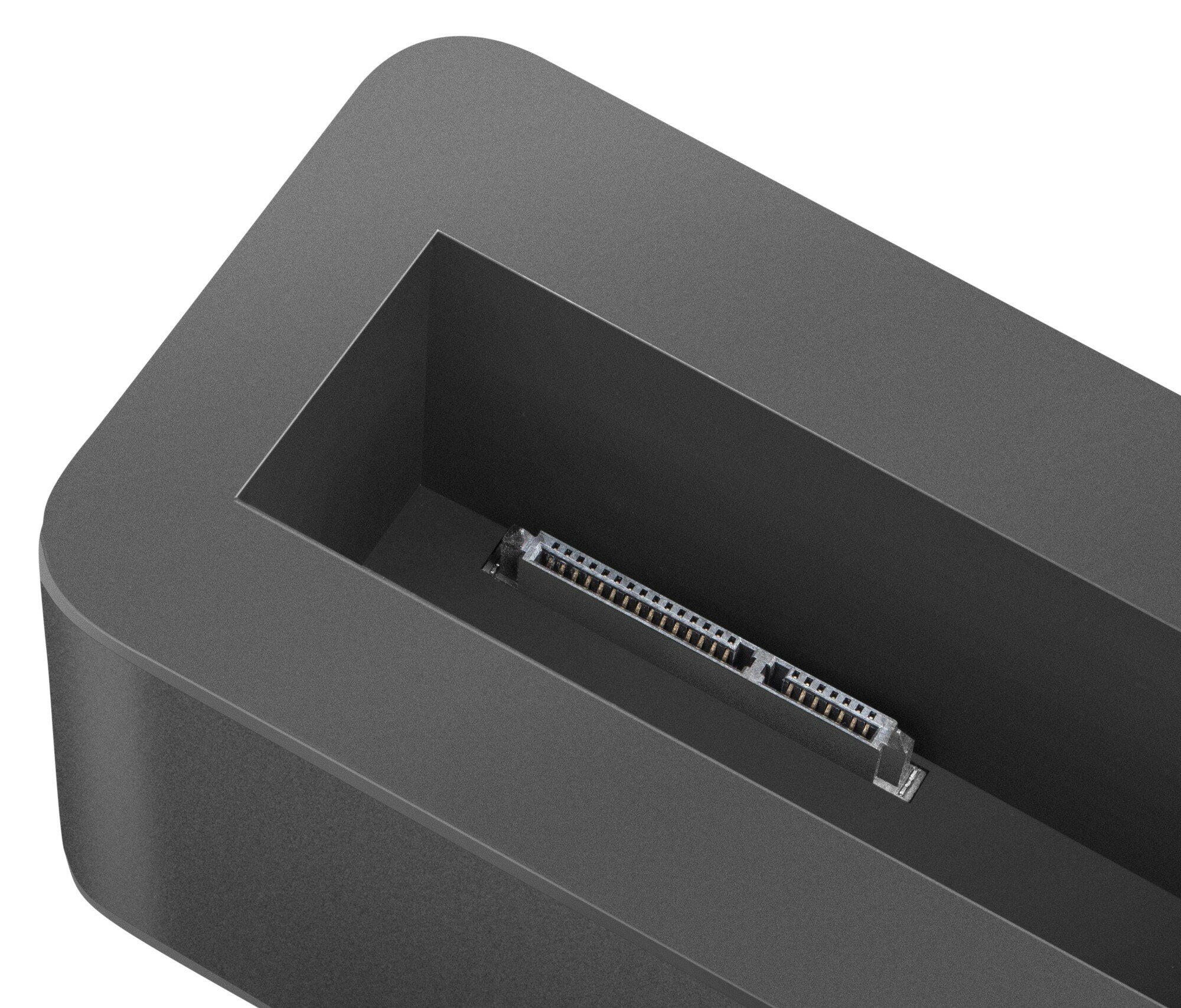 Zbliżenie ciemnoszarej prostokątnej konstrukcji ze szczeliną.