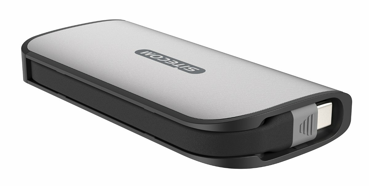 Srebrny i czarny zewnętrzny dysk twardy SITECOM. Posiada port USB-C, a nazwa marki jest na nim wydrukowana.