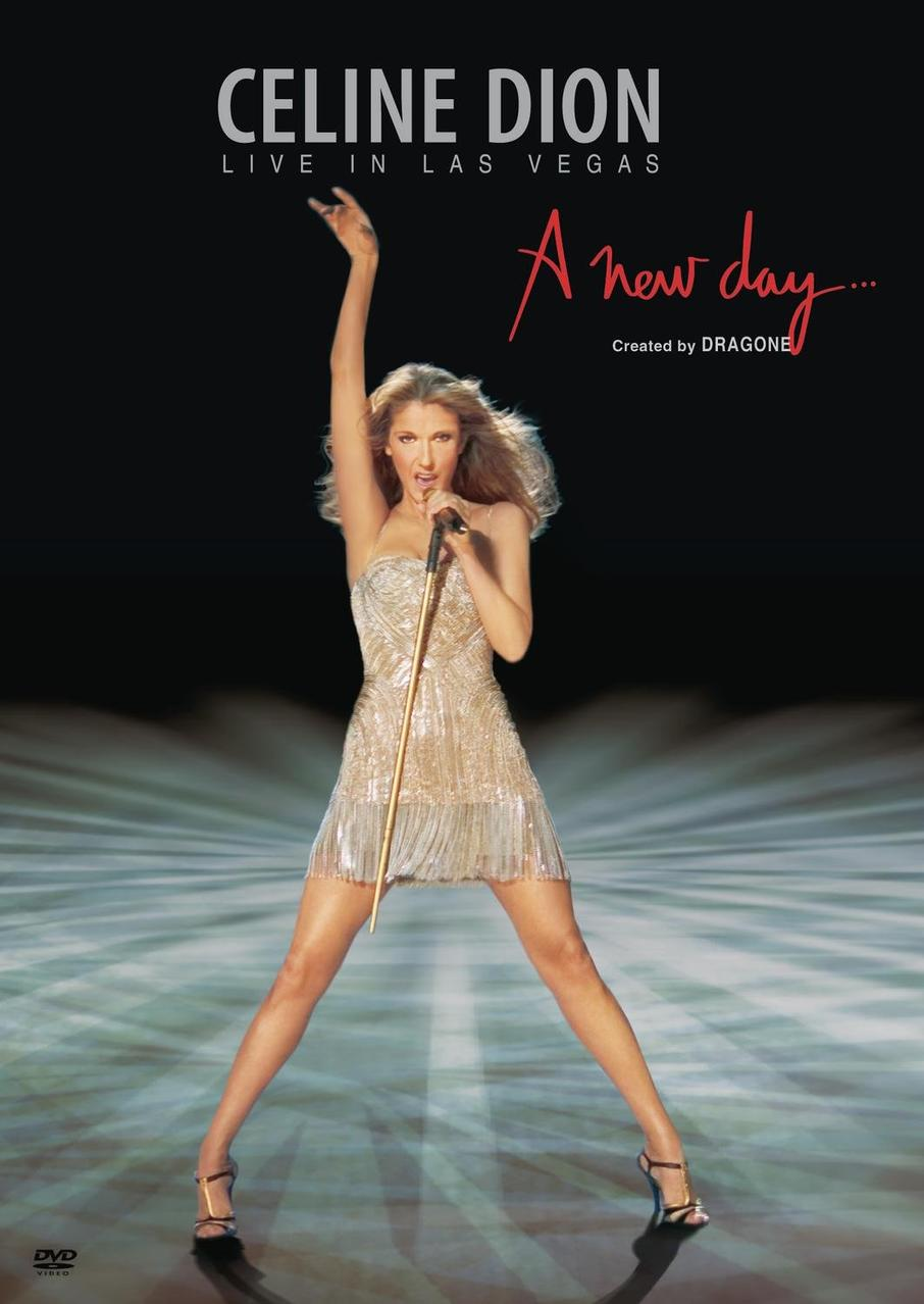 Celine Dion a színpadon, mikrofonba énekel, csillogó ruhát visel. DVD borító.