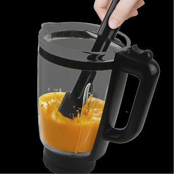 Mixer mit orangener Flüssigkeit und einem Werkzeug darin.