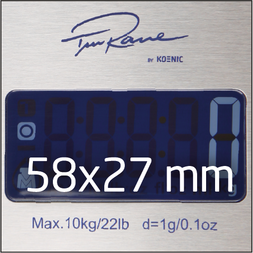 Digitale Waage mit blauem Display, das Zahlen anzeigt. Text '58x27 mm' sichtbar.