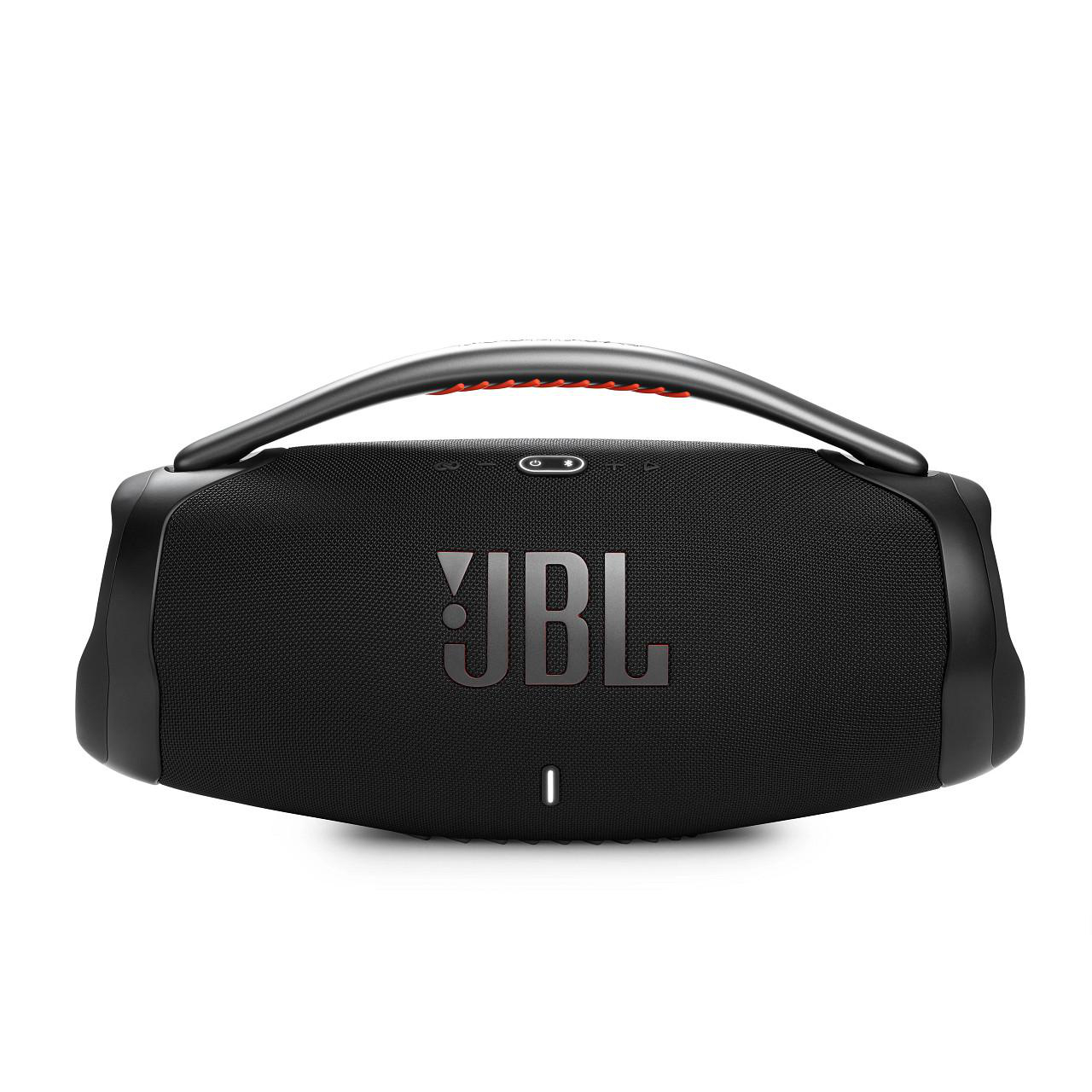 Ein schwarzer JBL-Lautsprecher mit Griff. Das JBL-Logo ist mittig auf der Vorderseite.