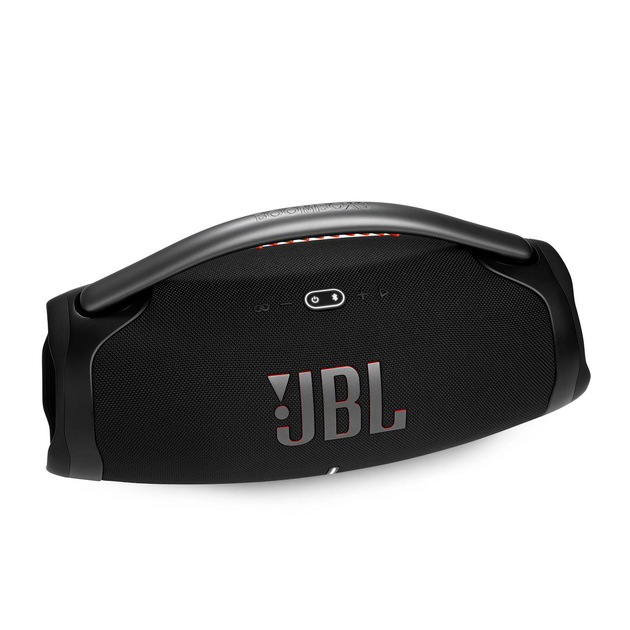 Schwarzer JBL Boombox-Lautsprecher mit Griff und dem JBL-Logo in Rot auf der Vorderseite.
