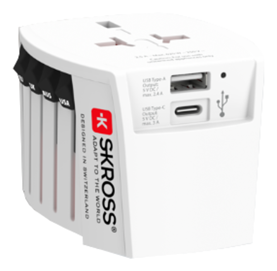 Weißer und schwarzer Reiseadapter mit mehreren Steckeroptionen und USB-Anschlüssen, mit SKROSS-Logo.