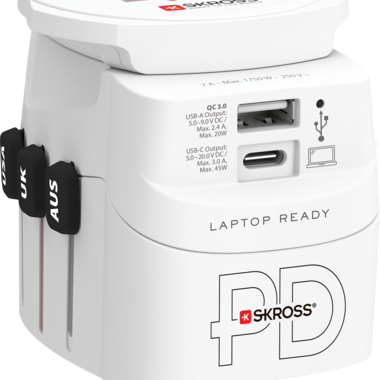 Adattatore da viaggio Skross bianco con diversi tipi di spina, porte USB-A e USB-C. Scritta 'Laptop Ready'.