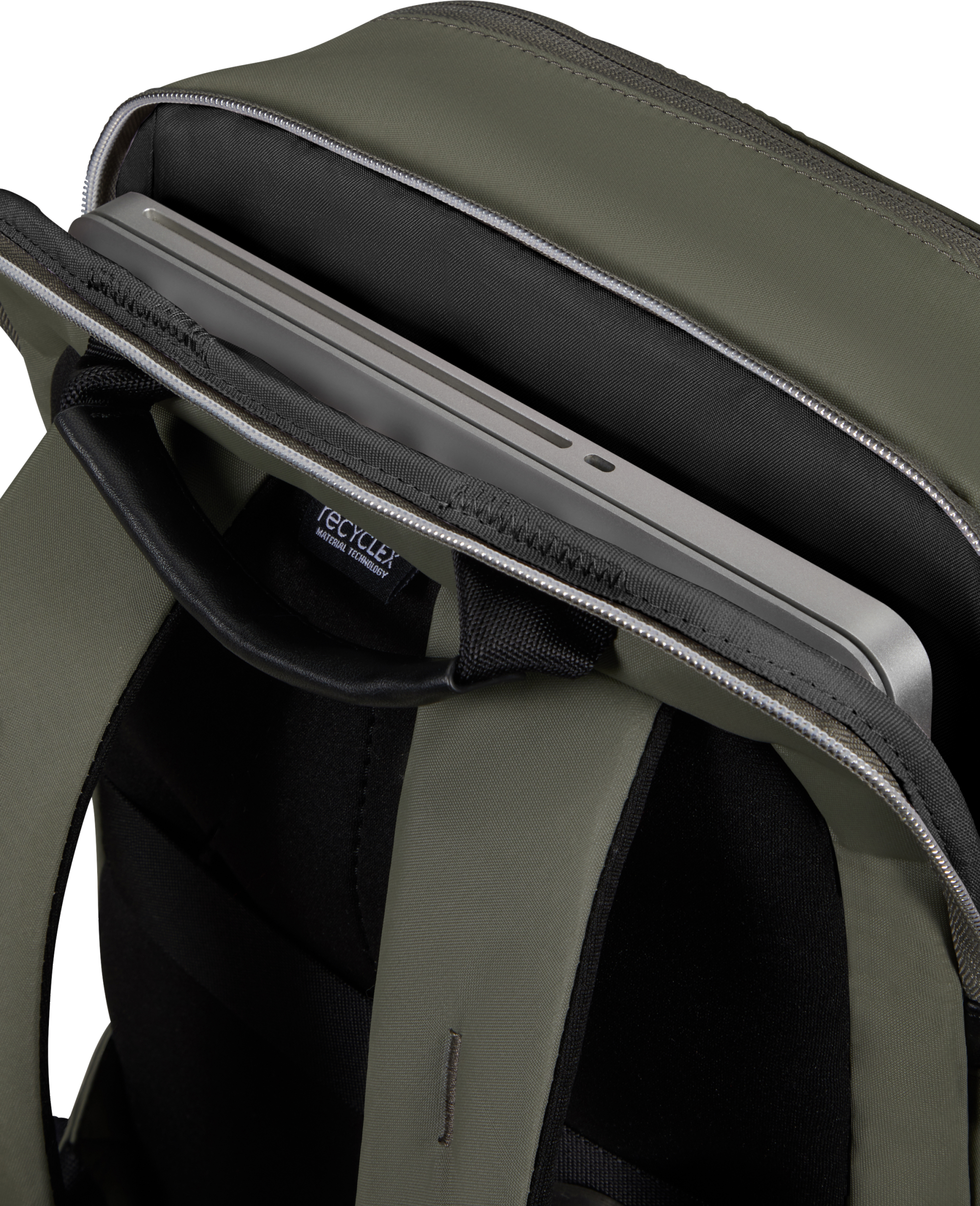 Grüner Rucksack mit Laptop darin. Geöffneter Reißverschluss zeigt den Laptop und das Innere der Tasche.
