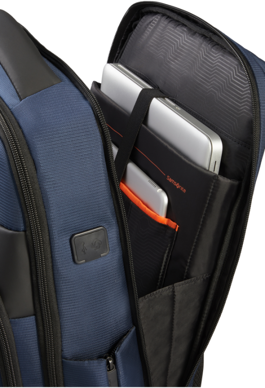 Ein blauer Rucksack mit geöffneter Tasche. Darin befinden sich ein Laptop und ein Tablet.