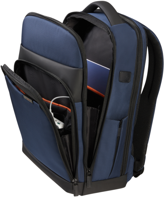 Blauer Rucksack geöffnet, zeigt Fächer mit Gegenständen. Ein Laptop und eine Powerbank sind sichtbar.