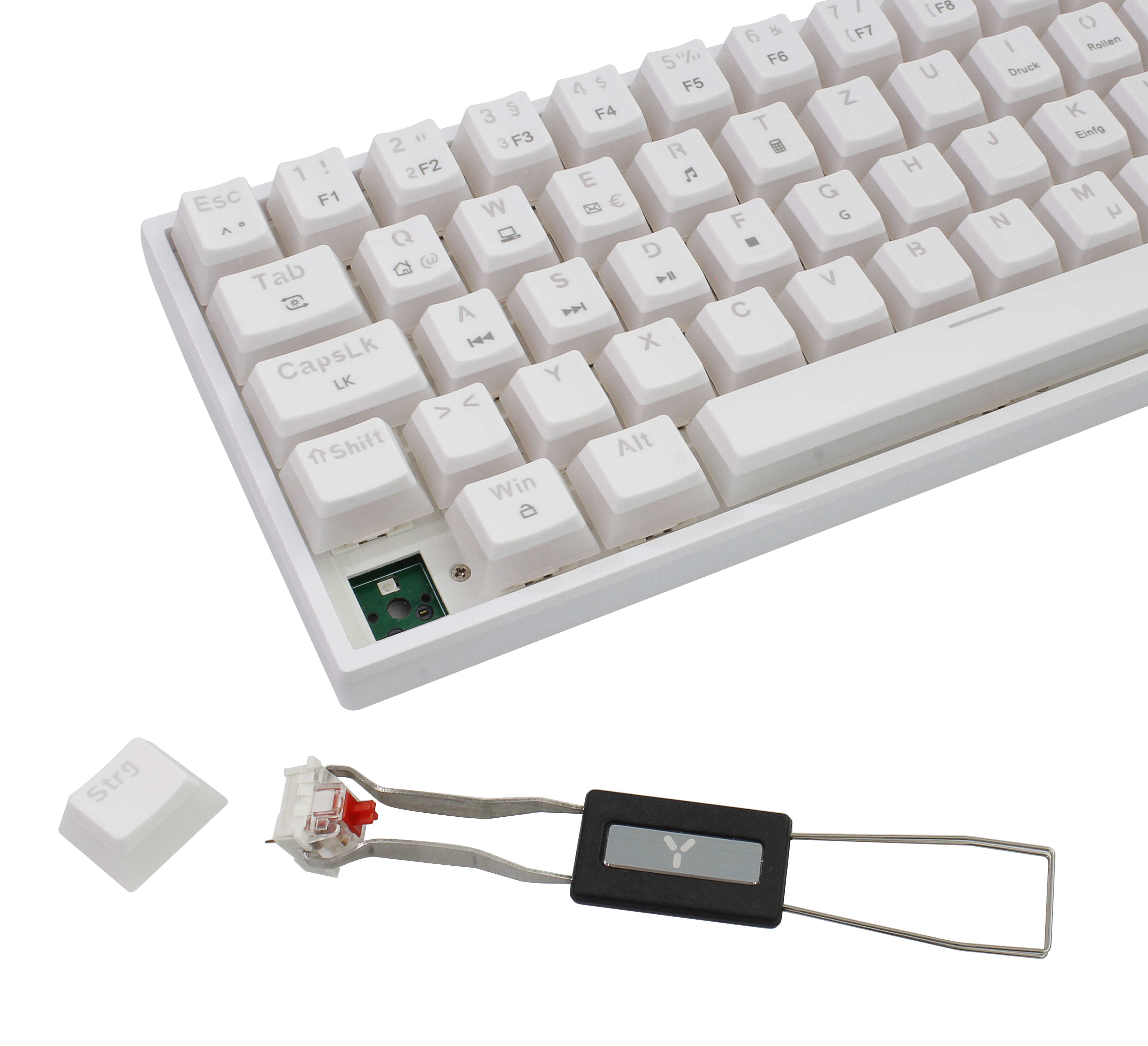 Weiße Tastatur mit entfernter Tastenkappe. Ein Tastenzieher wird verwendet.