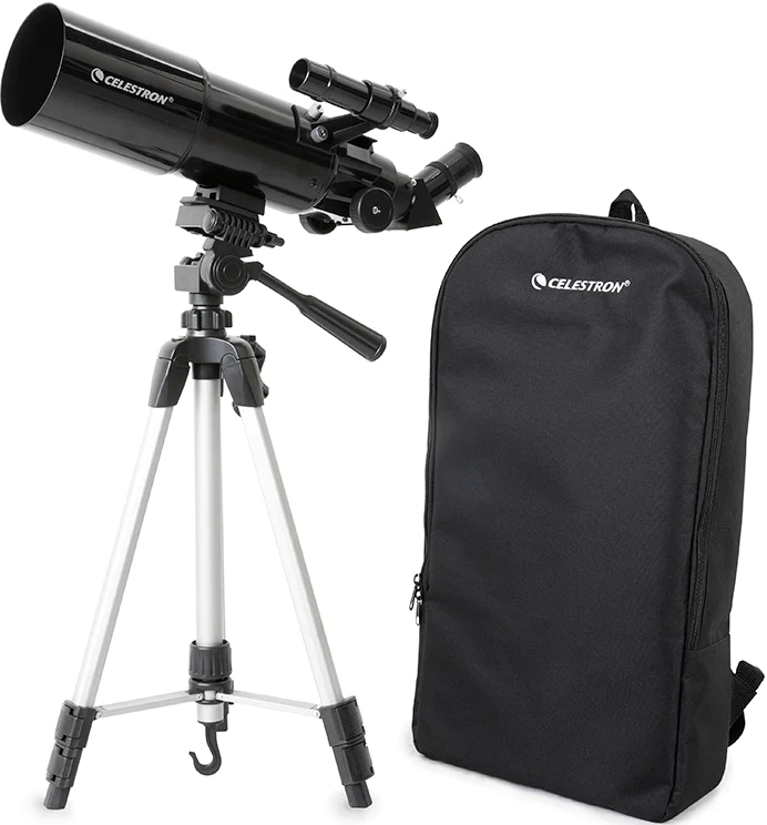 Schwarzes Teleskop auf einem Stativ mit schwarzer Tasche. Weißer Hintergrund.