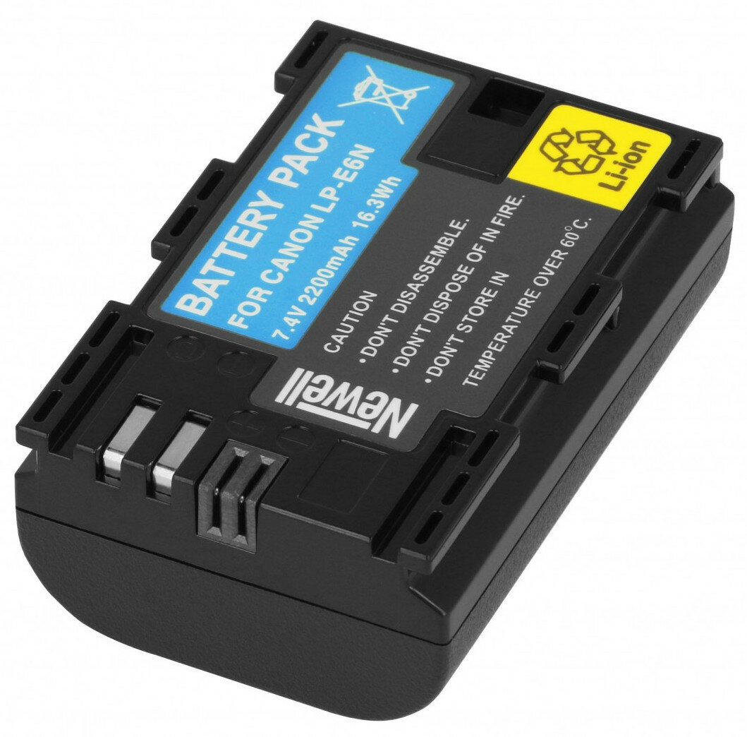 Czarny akumulator do aparatu z etykietami.