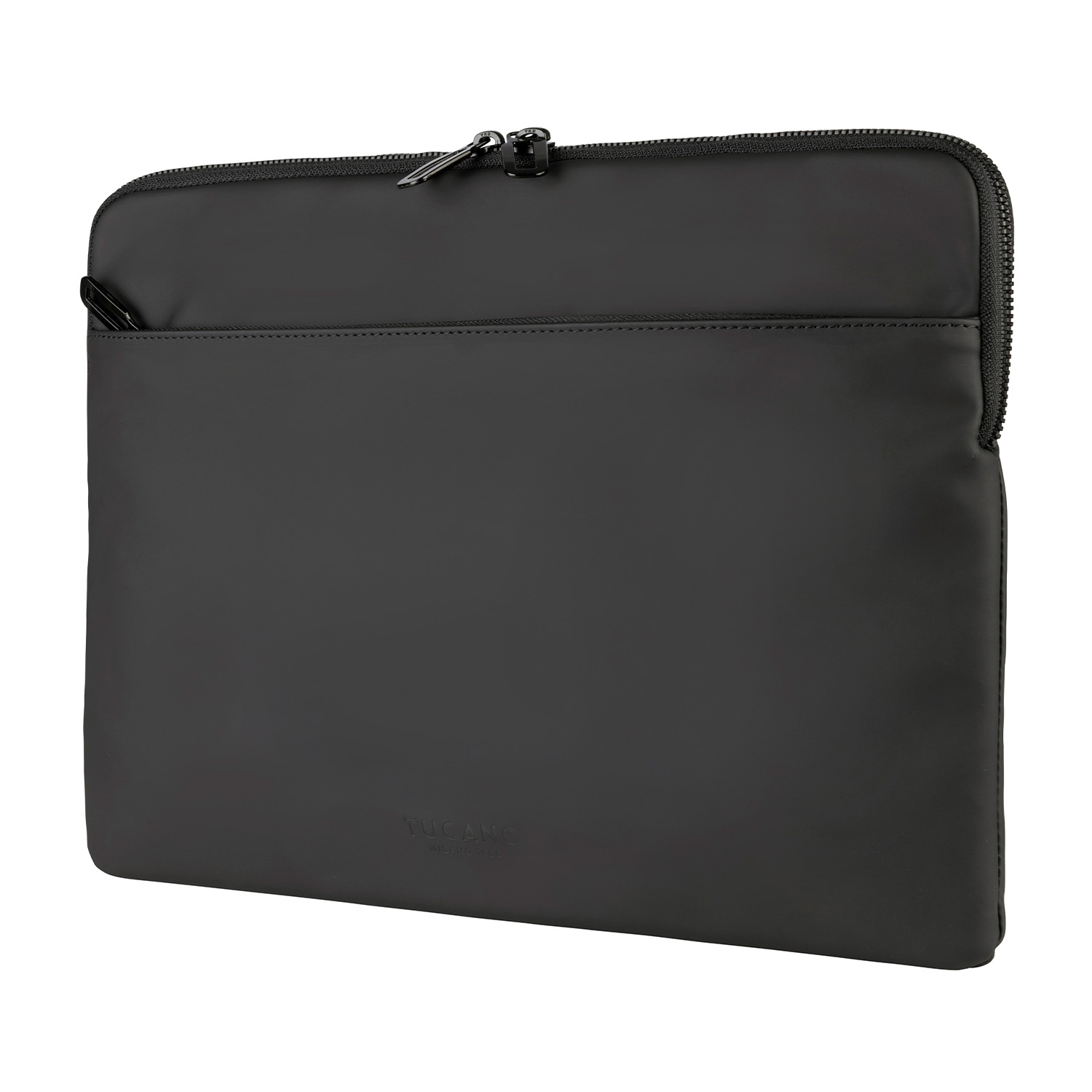 Custodia nera per laptop con cerniera. Il marchio è 'Tucano'. Lo sfondo è bianco.