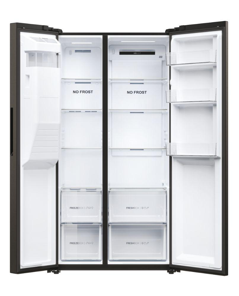 Offener Side-by-Side-Kühlschrank mit mehreren Fächern und Schubladen. Mit 'No Frost' und 'Fresh Box'.