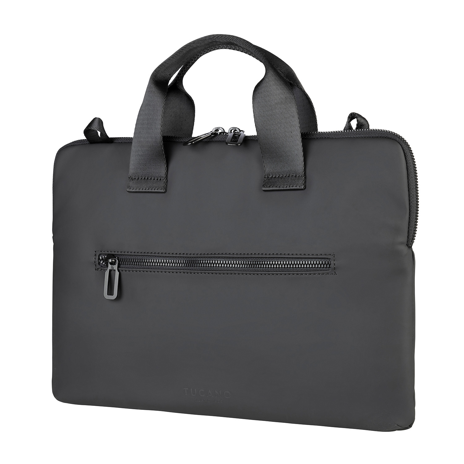 Schwarze Laptoptasche, Vorderansicht. Verfügt über einen Griff, Reißverschluss und eine kleine Vordertasche.