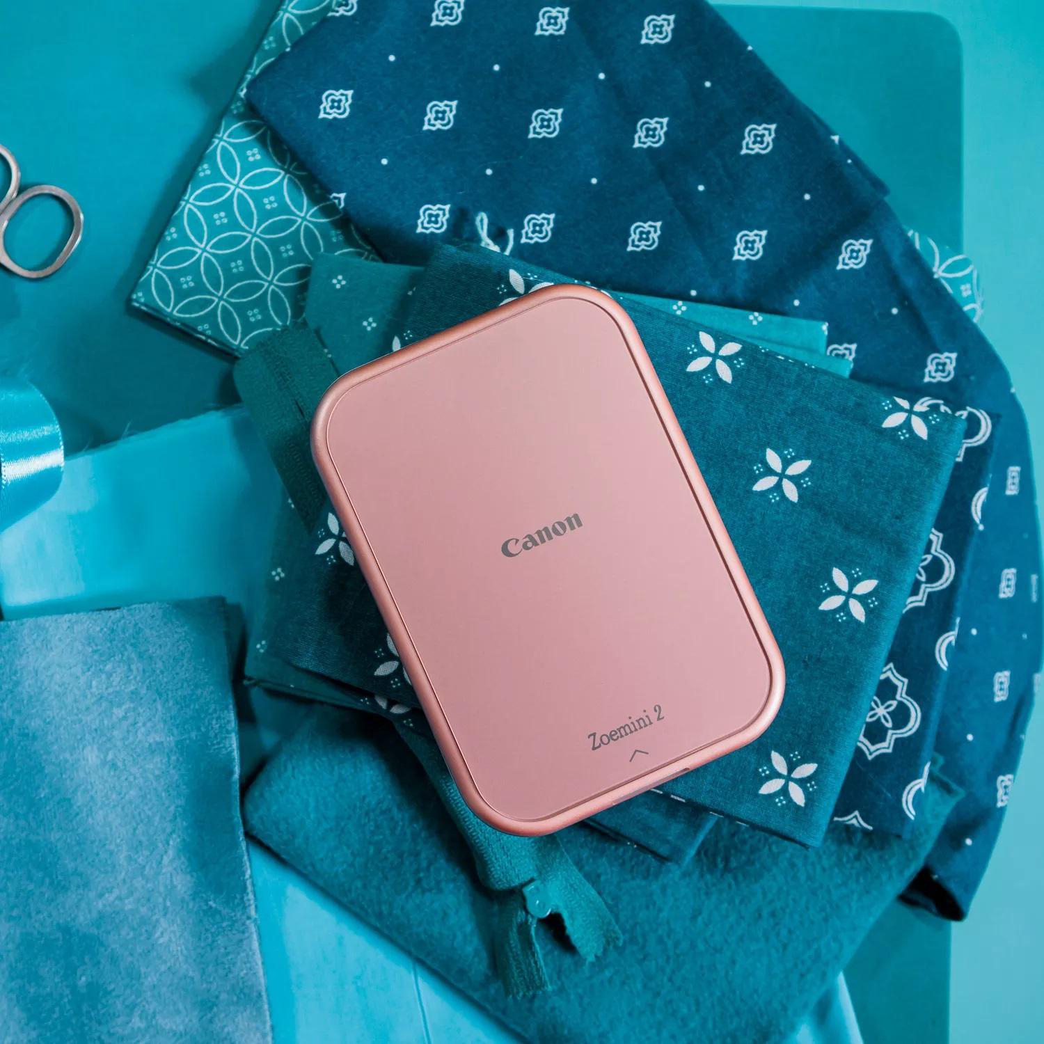 Ein Albumcover mit schwarzem Hintergrund und einer weißen Titelliste.
