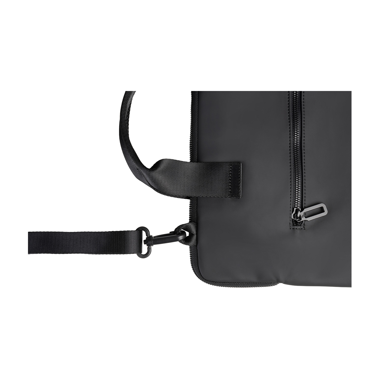 Una borsa nera con tracolla e cerniera. La tracolla è attaccata alla borsa con un gancio.