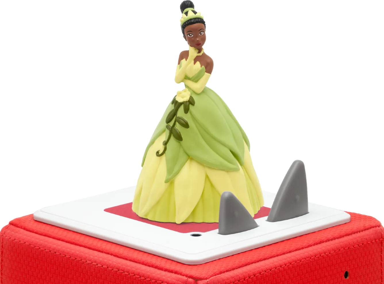 Tiana-Prinzessinnen-Figur auf roter Basis. Zwei graue Haifischflossen.