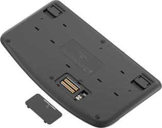 Unterseite eines schwarzen Geräts. Batteriefach geöffnet, Batterie entfernt.